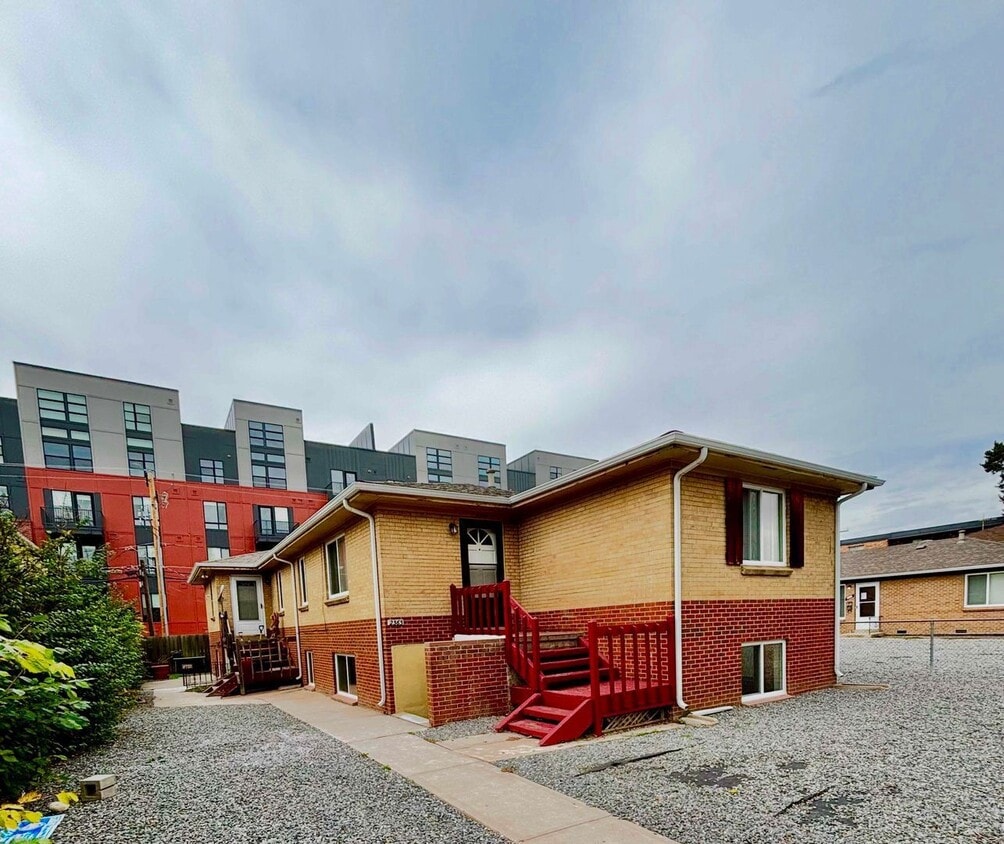 Foto principal - Prime Location! 1BR Bungalow Near DU, Ligh...
