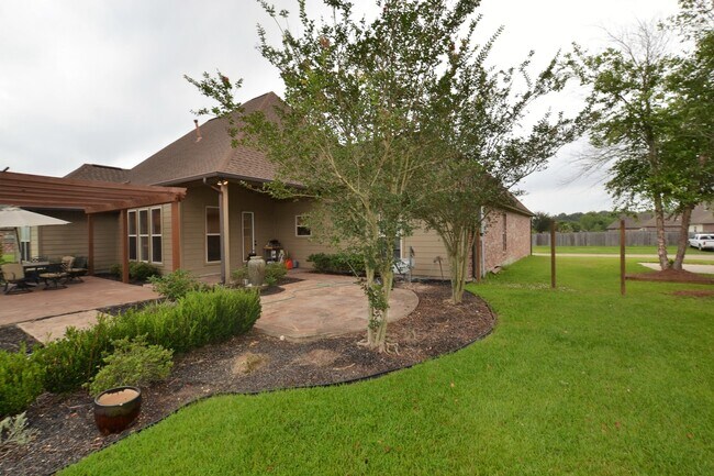 Building Photo - Beautiful 4 Bedroom Estate in the Pointe S...