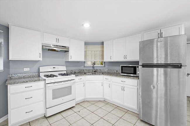 Building Photo - 3353 W Evergreen Ave