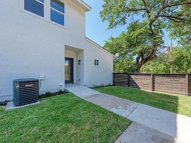 Building Photo - 201 Mockingbird Ln W