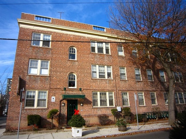 Building Photo - 2-8 Lynwood Pl