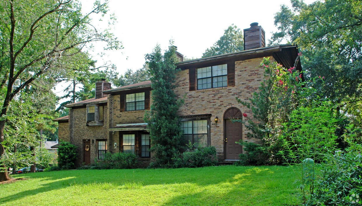 Primary Photo - 3709-3725 Donovan Dr
