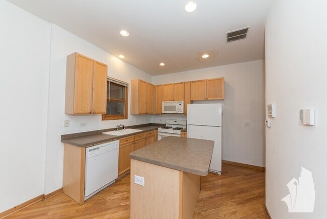 Foto del edificio - 2653 N Wayne Ave