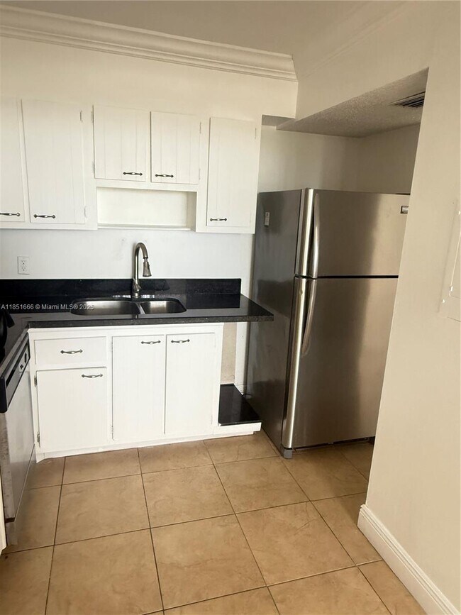 Foto del edificio - 2025 NE 164th St