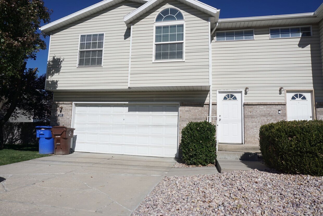 Foto principal - Centrally Located 3 Bedroom Midvale Home