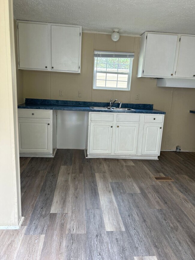 Building Photo - 209 McQueen St