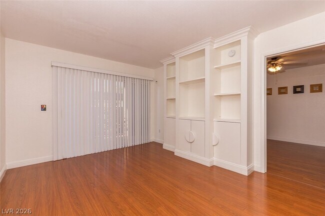 Foto del edificio - 8070 W Russell Rd
