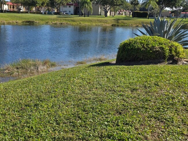 Foto del edificio - 121 Lake Gloria Dr