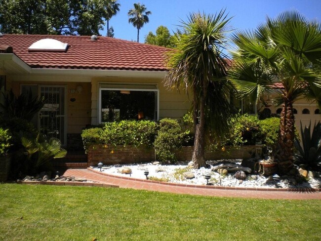 Building Photo - 717 Santa Rita Way