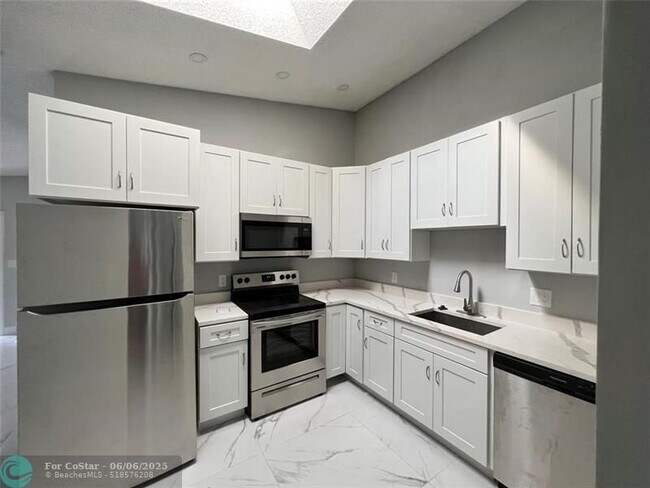 Building Photo - 4371 NW 80th Ave