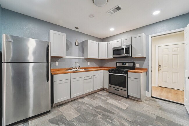 Building Photo - 5224 Bernardo De Galvez Ave