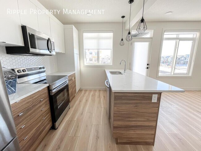 Building Photo - Modern 3 Beds, 2.5 Baths TownHouse | Avail...