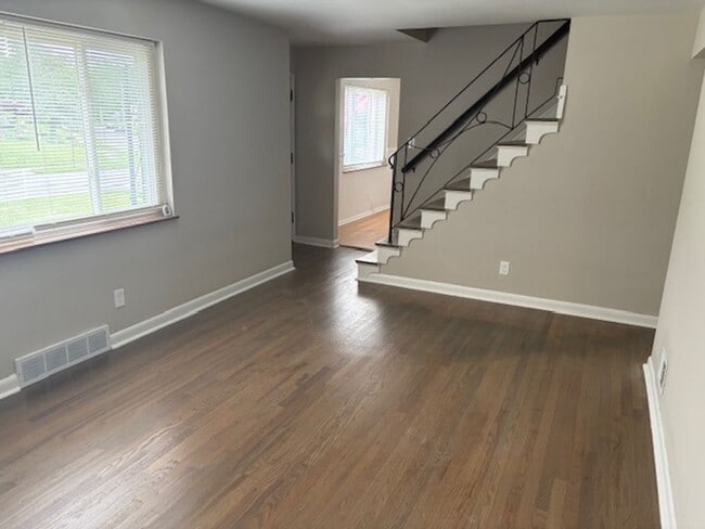 Foto del edificio - Amazing 4 Bedroom 1 Bathroom available in ...