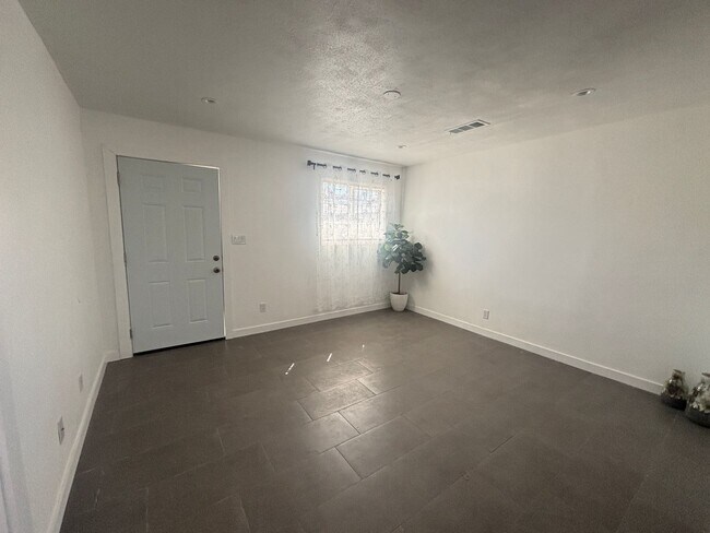 Foto del edificio - 45025 1/2 10TH STREET WEST