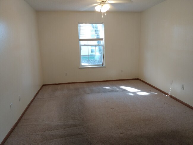 Building Photo - 102 Vixen Cir