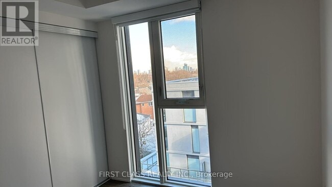 Photo du bâtiment - 500-500 Wilson Ave