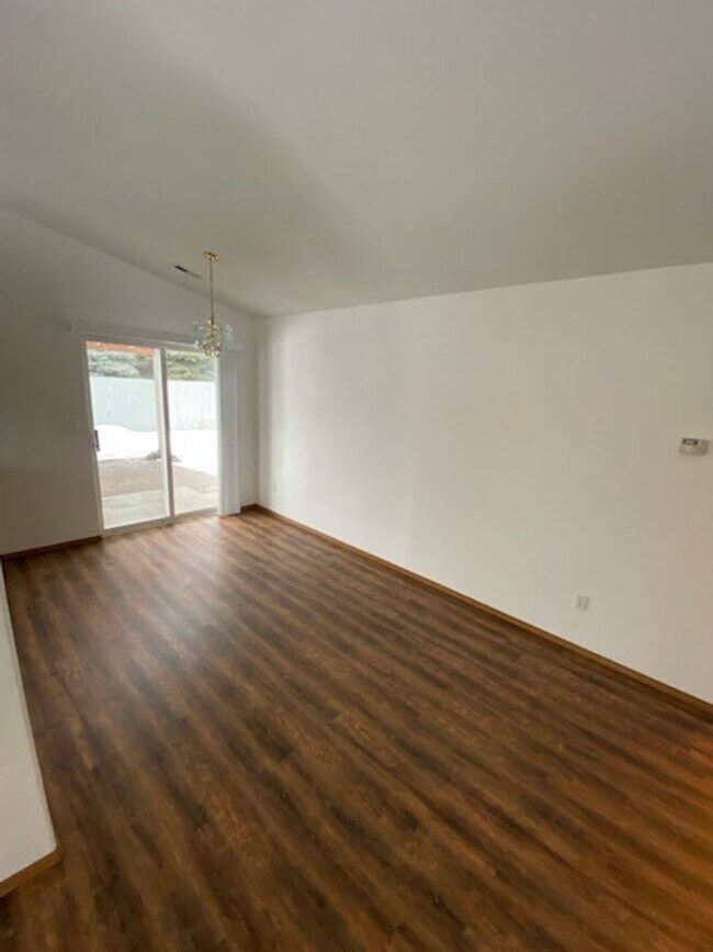 Building Photo - SINGLE FAMILY HOME ON MARIGOLD (APP#120)