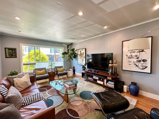 Building Photo - Modern & Bright 3BR/2BA Single-Family Home...