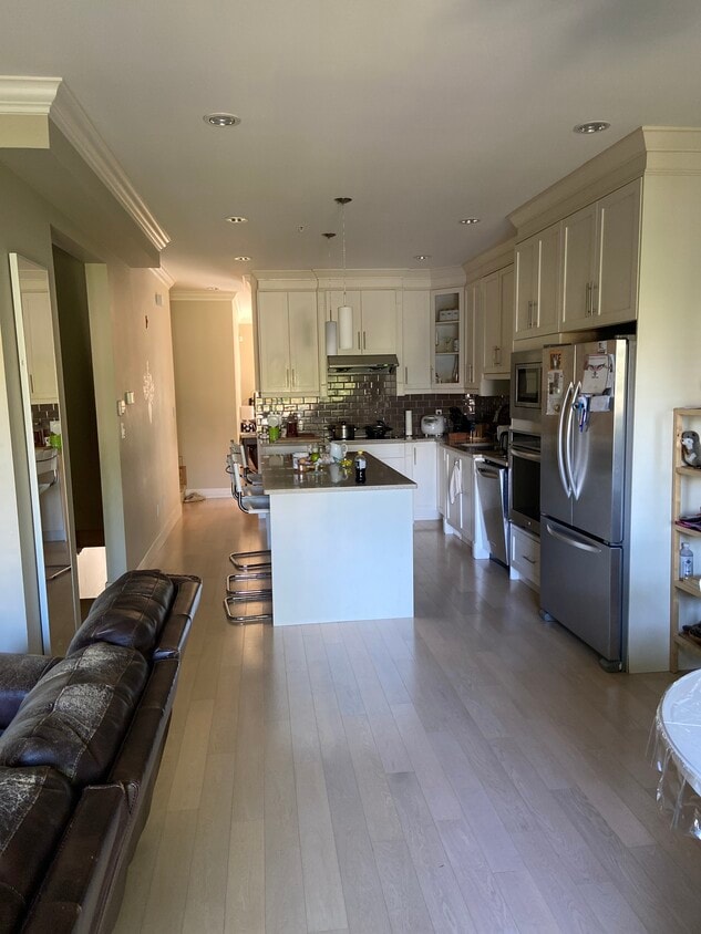 1450 Vidal St, White Rock, BC V4B 3T7 Townhouse for Rent in White