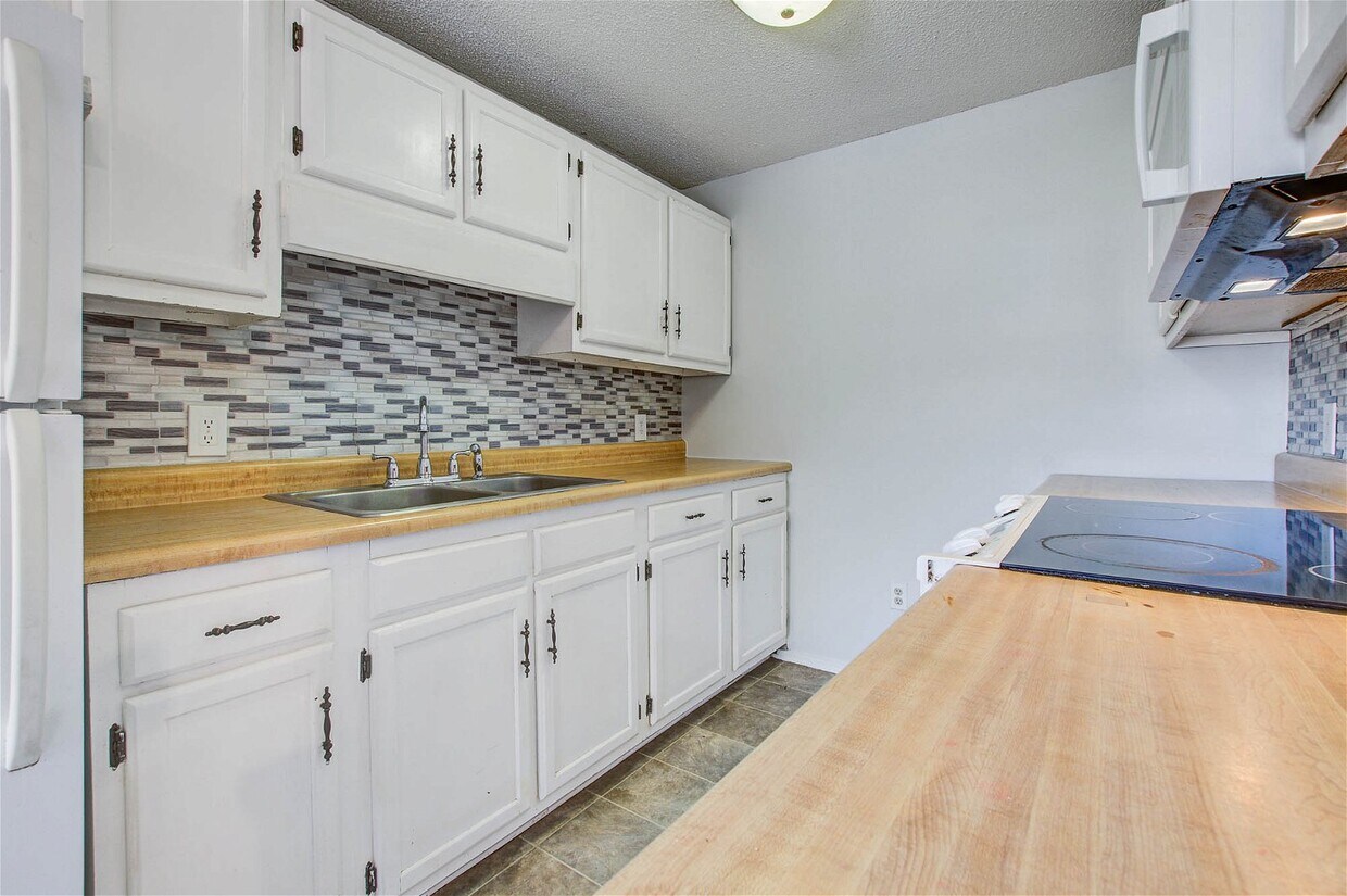 Primary Photo - 2135 Burlington Avenue Apt #C, Charleston,...