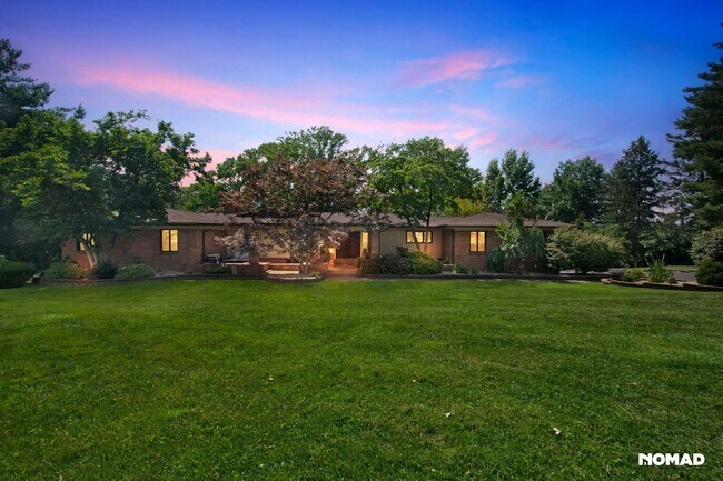 Foto del edificio - Completely remodeled with granite all over 2BR lower lever level in Saint Louis