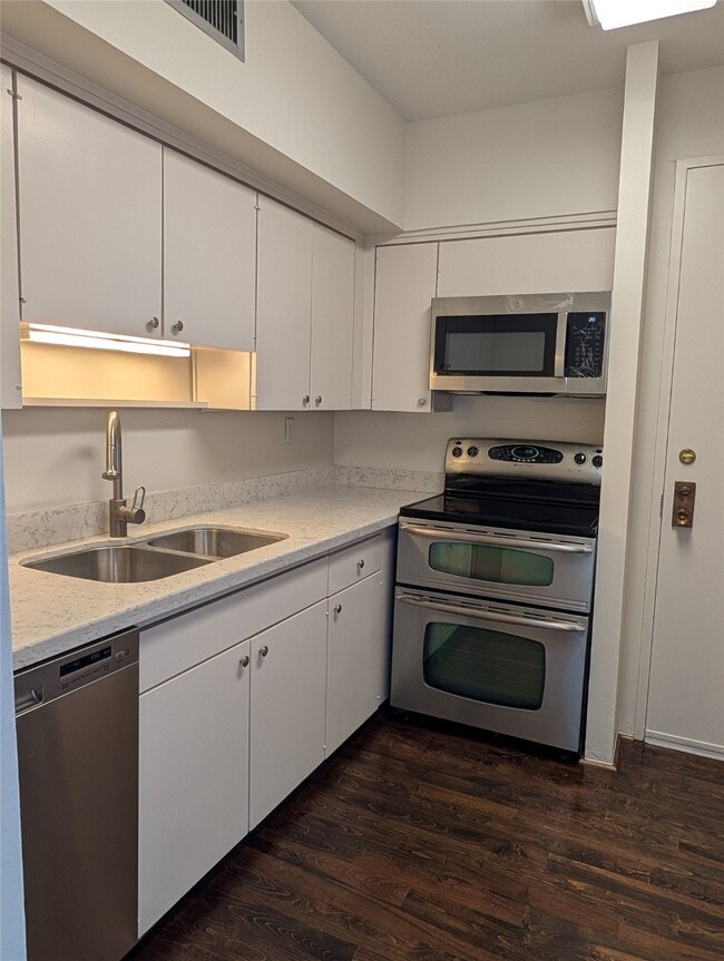 Foto del edificio - 5001 Woodway Dr