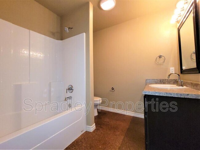 Building Photo - 1527 Kal Ct