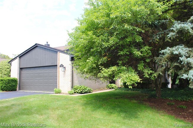 Building Photo - 4186 Wabeek Lake Dr S