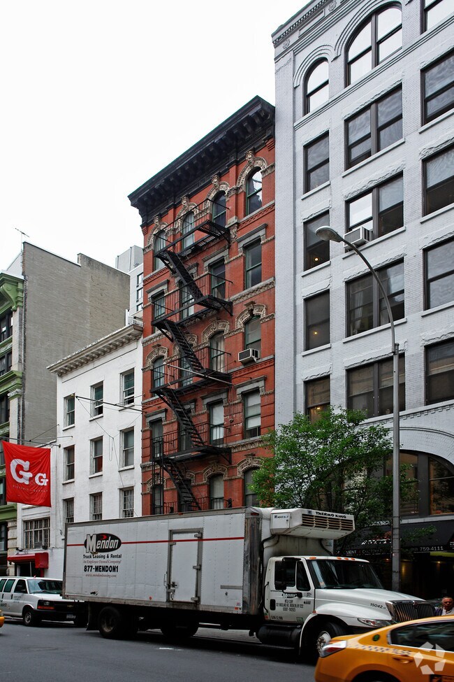 Building Photo - 135 W 24th St