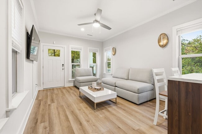 Foto del edificio - BRAND NEW LUXURY: Furnished 2 Bed/2.5 bath...