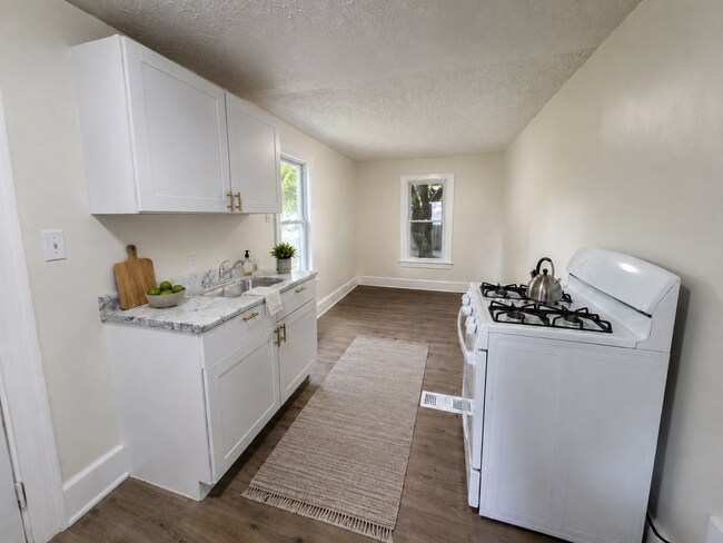 Foto del edificio - Move-In Ready 3-Bedroom Home with Large Yard and Great Everyday Features