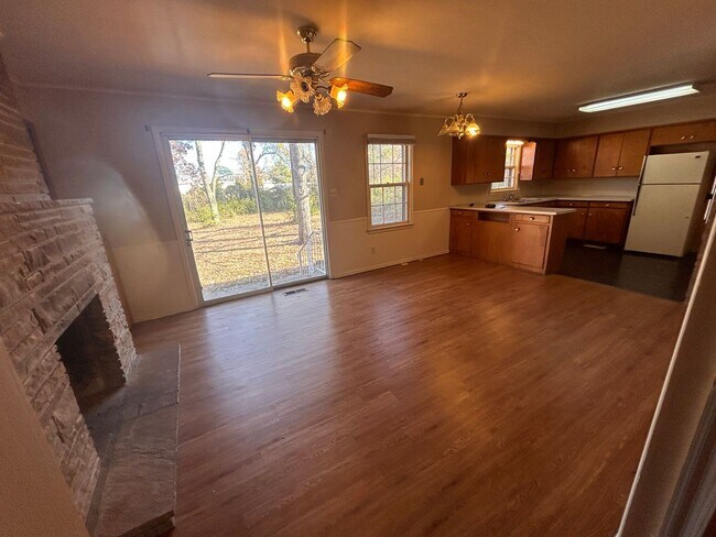 Foto del edificio - $1070 JANUARY MOVE IN SPECIAL - 3 Bed 1.5 ...