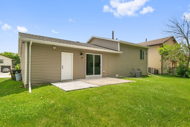 Building Photo - 18200 Fountainbleau Dr