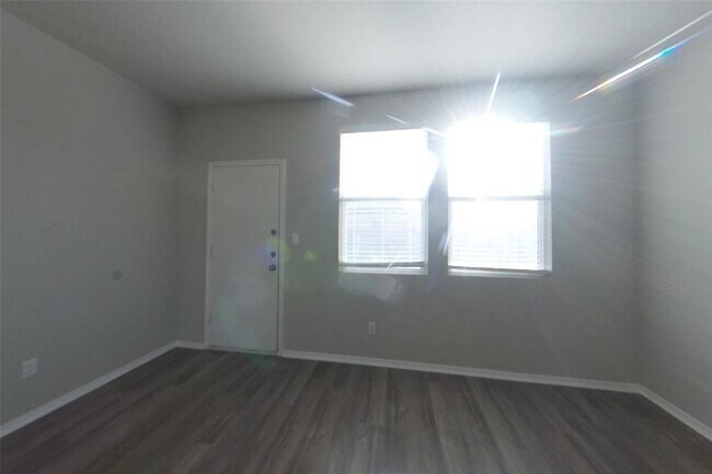 Building Photo - 5221 Saddle Clb Dr