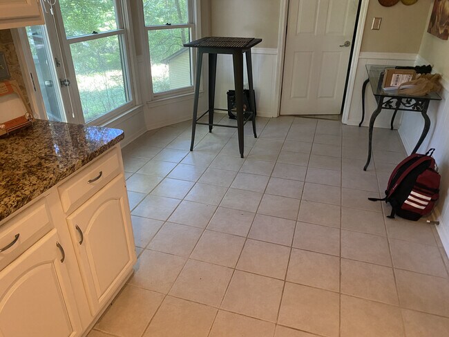 Foto del edificio - Room in House on Lilburn Stone Mountain Rd