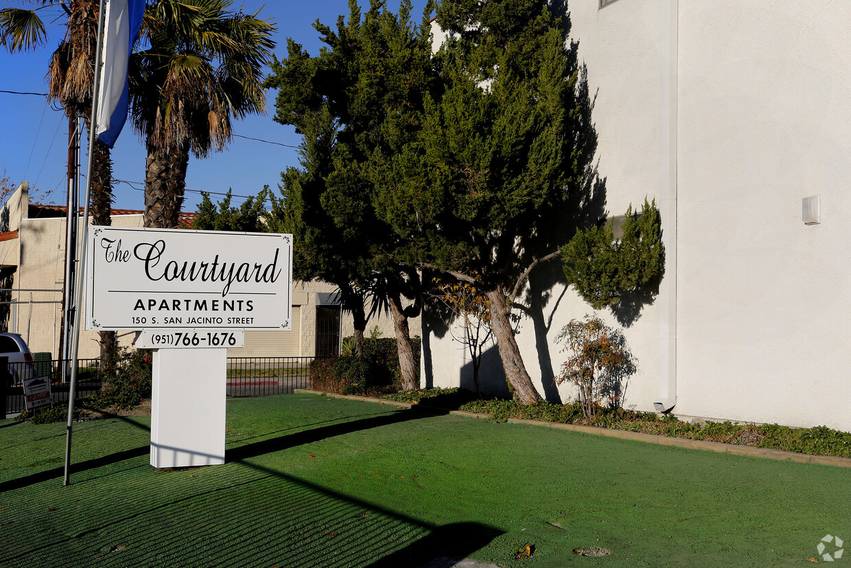 Foto del edificio - The Courtyard Apartments
