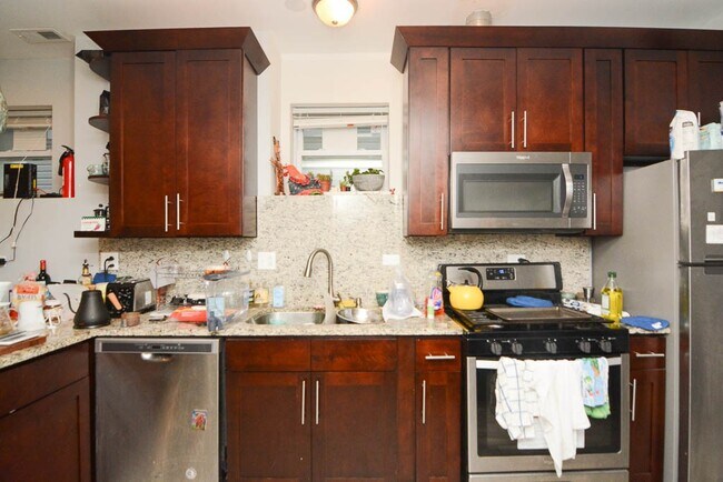 Foto del edificio - 3751 W Diversey Ave