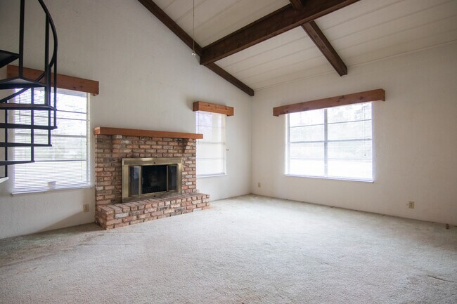 Building Photo - 1410 W Walton Rd