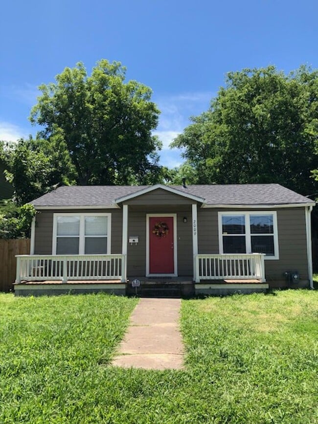 Building Photo - 2009 S 7th St