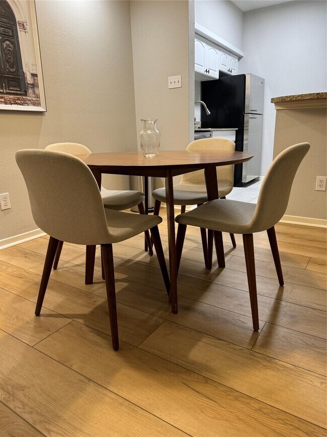 Foto del edificio - 4041 Drake St