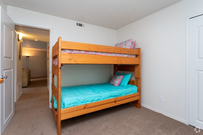 2BR, 1BA - 1000 SF - Colony Hills Apartments