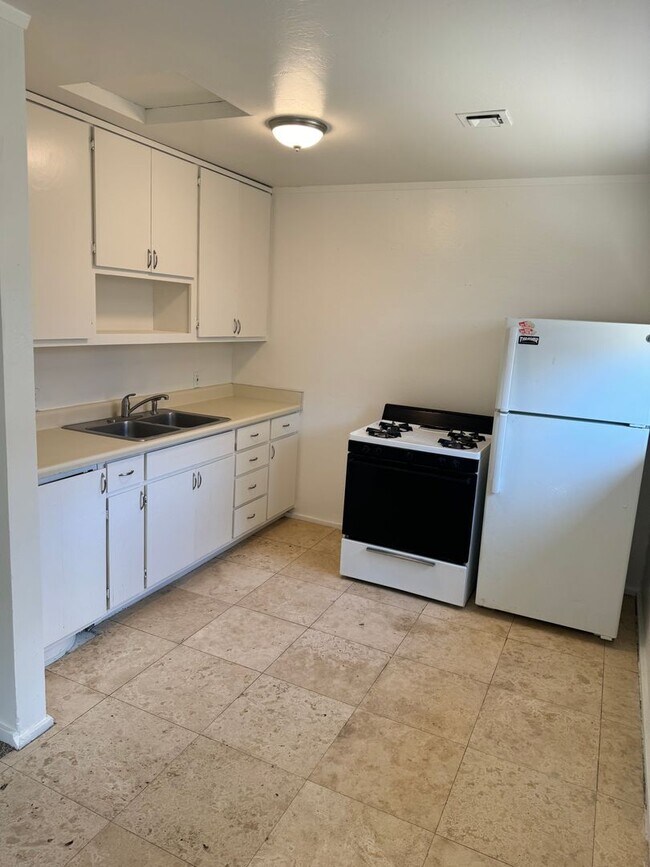 Building Photo - Newly remodeled Apartment in Sunnyside!