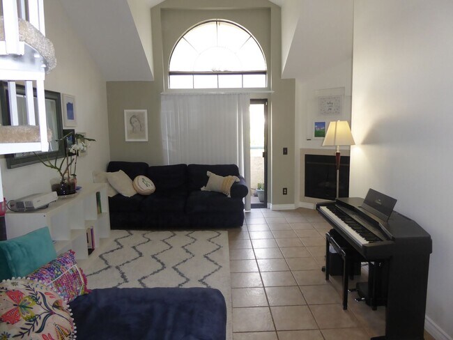 Foto del edificio - COMING SOON! 2 Bedroom + Loft Condo for Rent in Canyon Country!