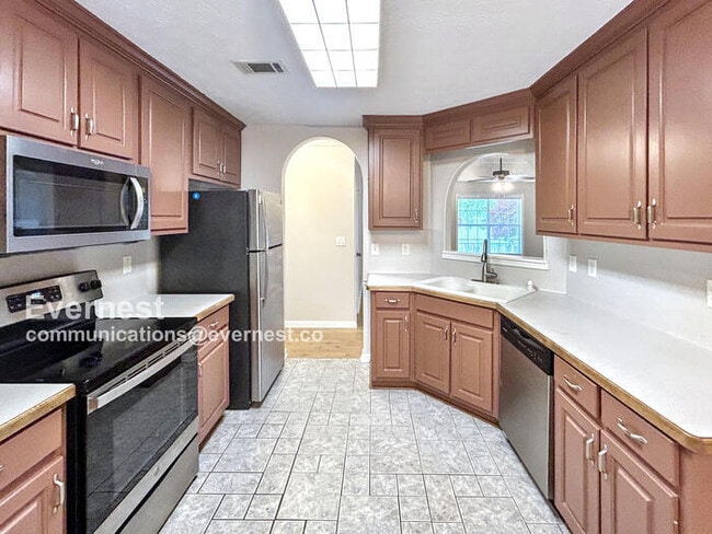 Building Photo - 1424 Snow Hill Dr
