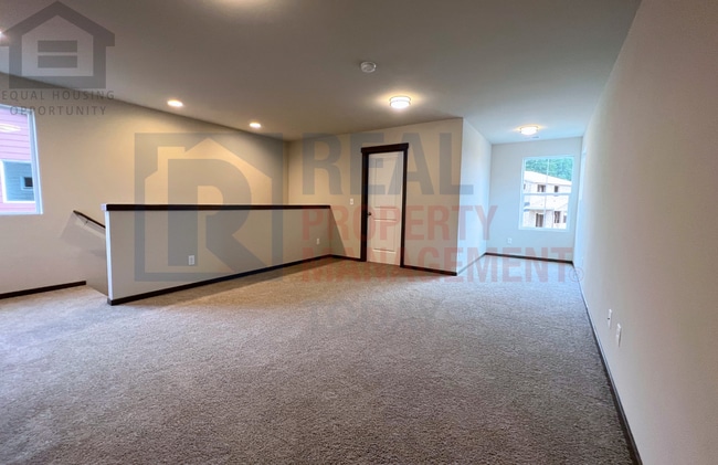 Building Photo - Stunning 5 Bedroom! Great Location!