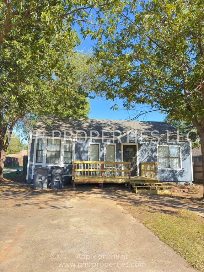Building Photo - 1405 NW Columbia Ave