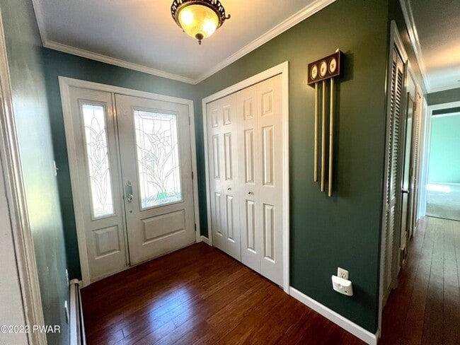 Building Photo - Sprawling 3Br, 2Ba Ranch w/ 250 feet of ri...