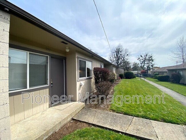 Building Photo - 793 NE Alameda Ave