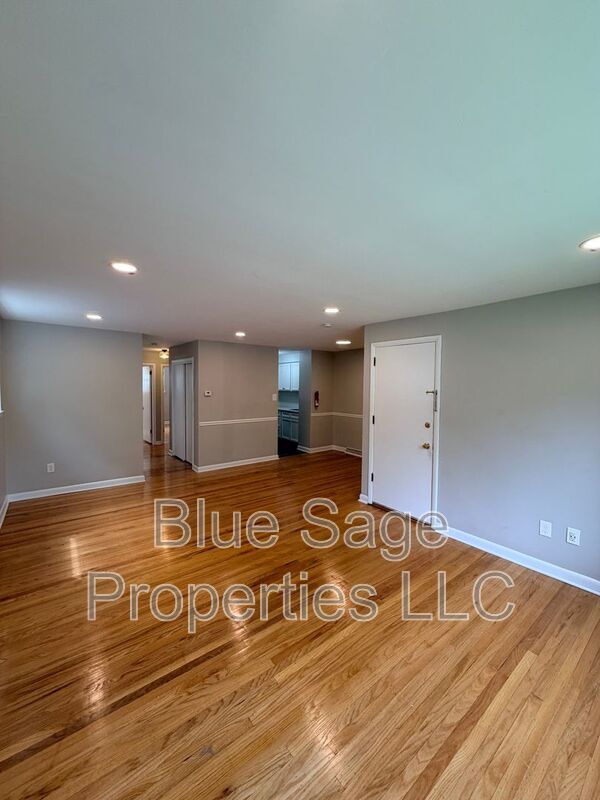Building Photo - 4424 Bloomfield Ave