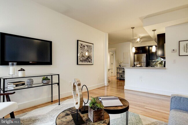 Foto del edificio - 809 Otis Pl NW